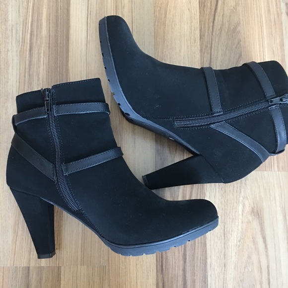White Mountain Shoes - Black ankle boots